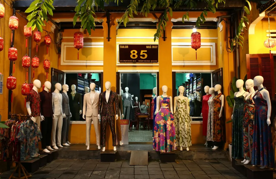 Khách mặc váy dự tiệc